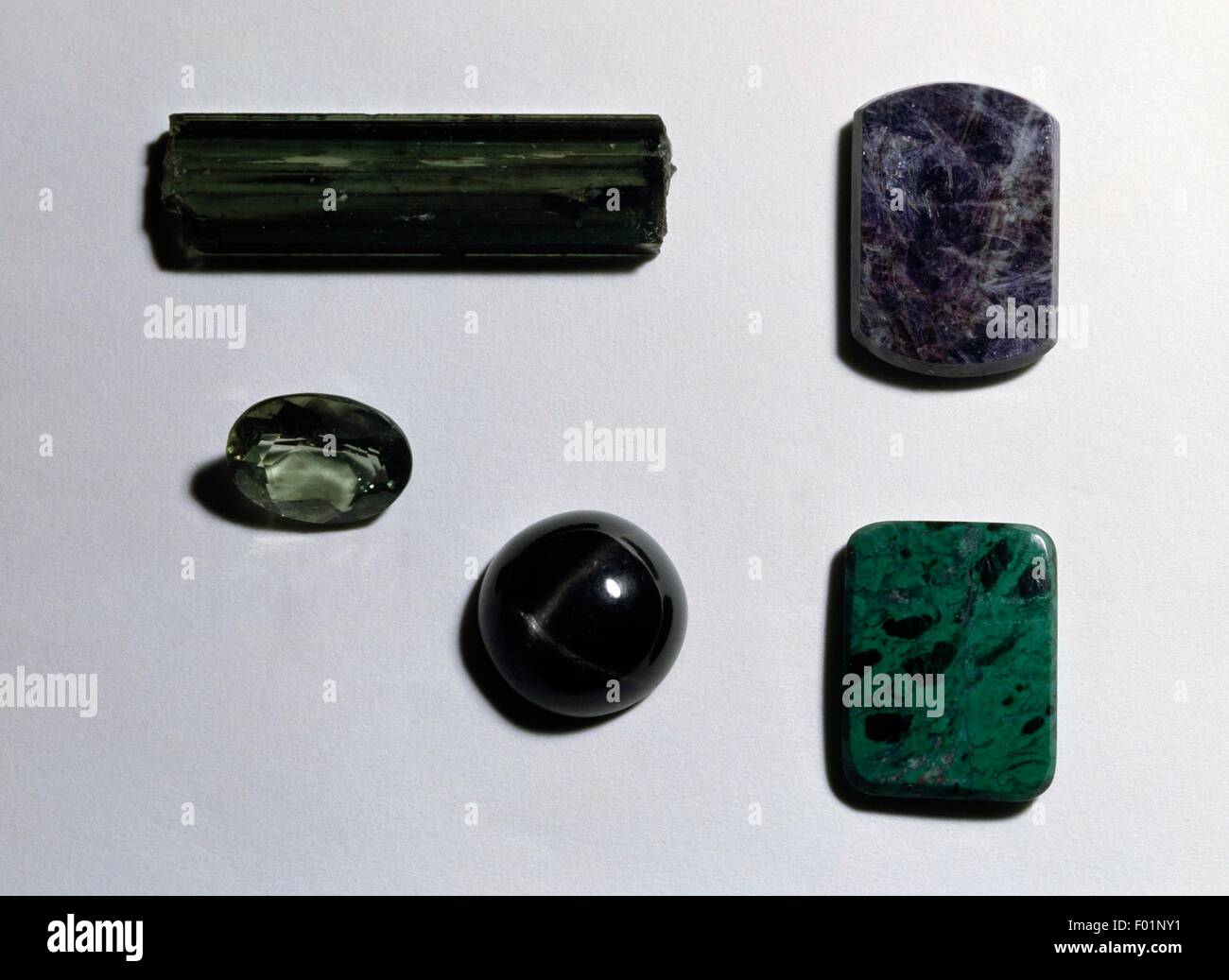Green diopside, Black star diopside, Violan diopside e Verde Chloromelanite esemplari, silicati. Foto Stock