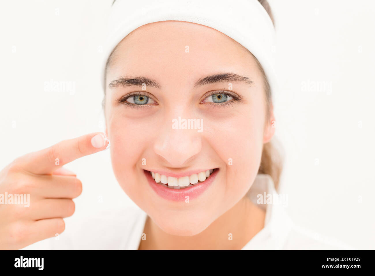 Ritratto "bella donna sorridente metà sezione della donna l'applicazione di crema di latte Foto Stock