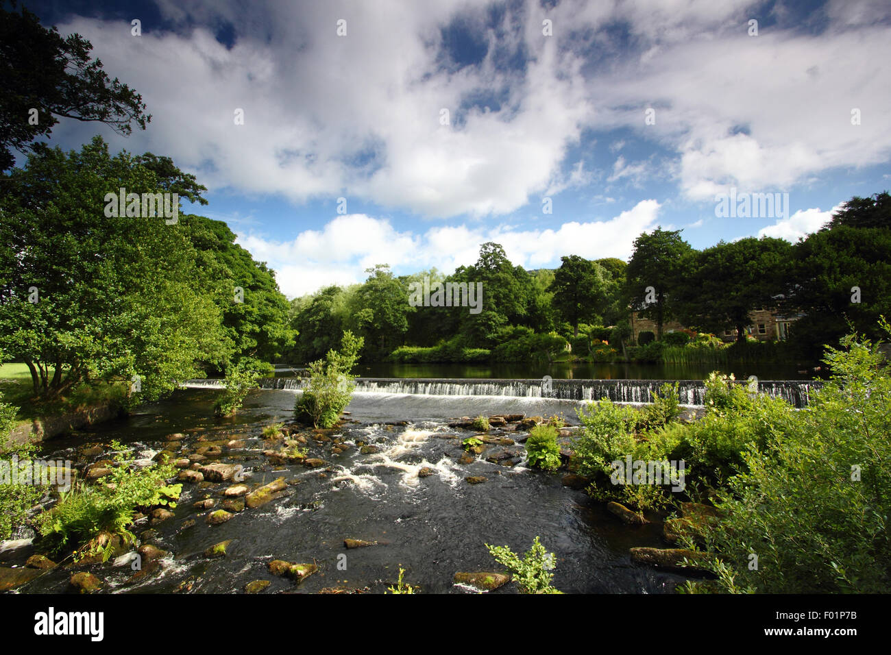 Bamford weir sul fiume Derwent a Bamford villaggio nel Parco Nazionale di Peak District, Derbyshire, Regno Unito - estate Foto Stock