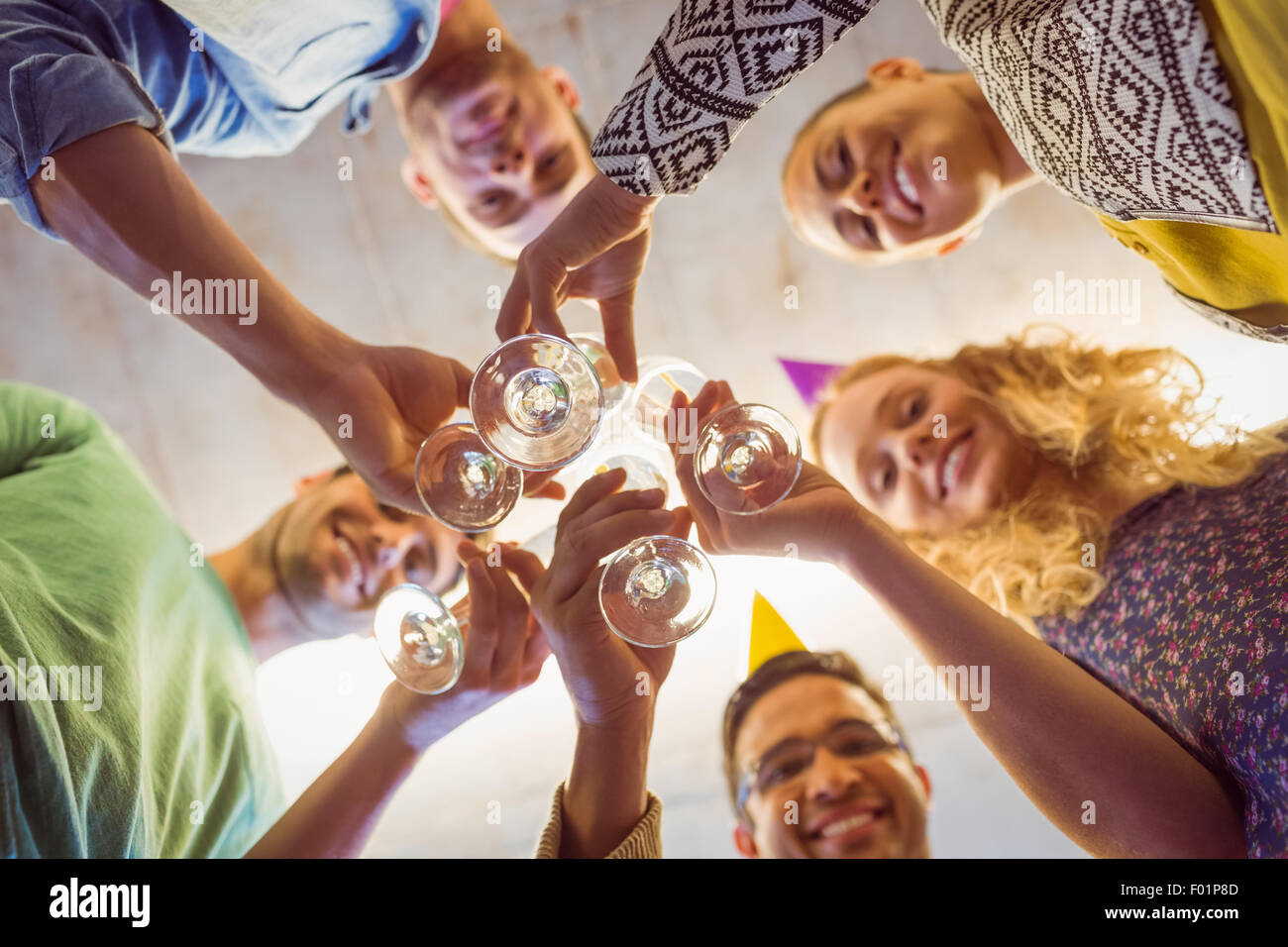 La gente di affari che celebra un compleanno Foto Stock