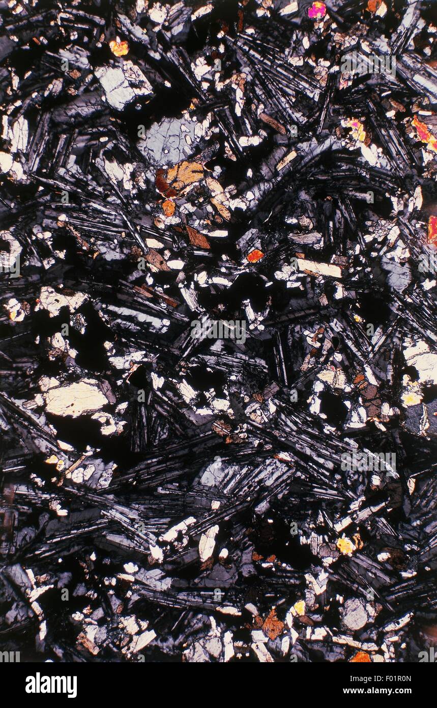 Il basalto, il corrispondente effusivo della roccia vulcanica, sezione. Foto Stock