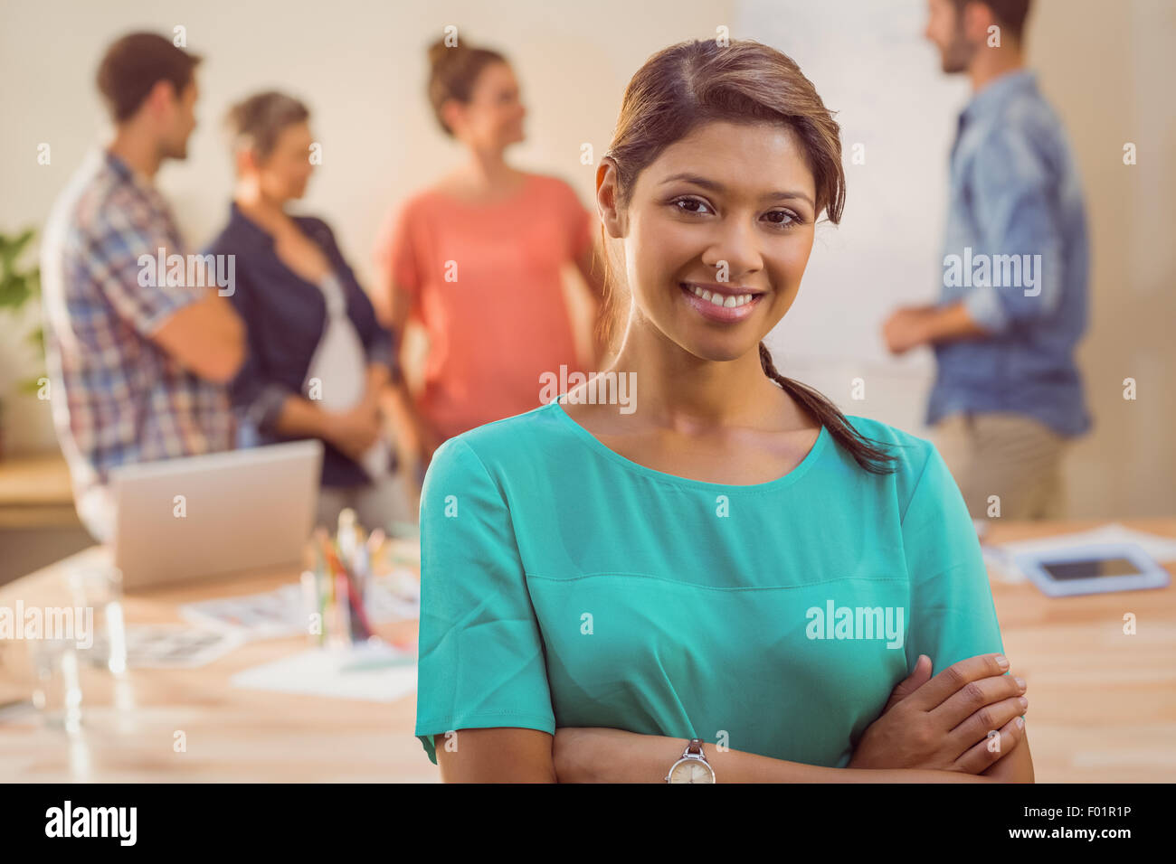 Giovane imprenditrice informale sorridente in telecamera Foto Stock