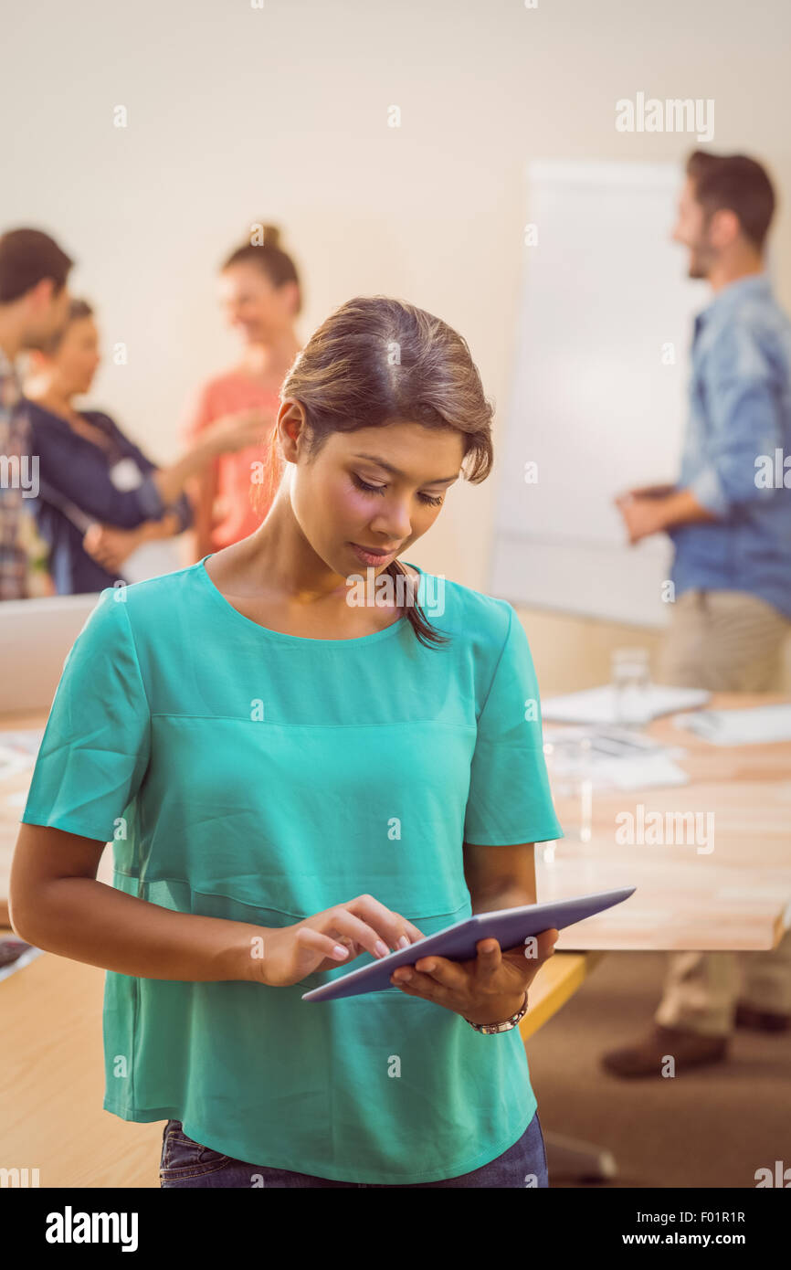 Casual imprenditrice utilizzando tablet Foto Stock