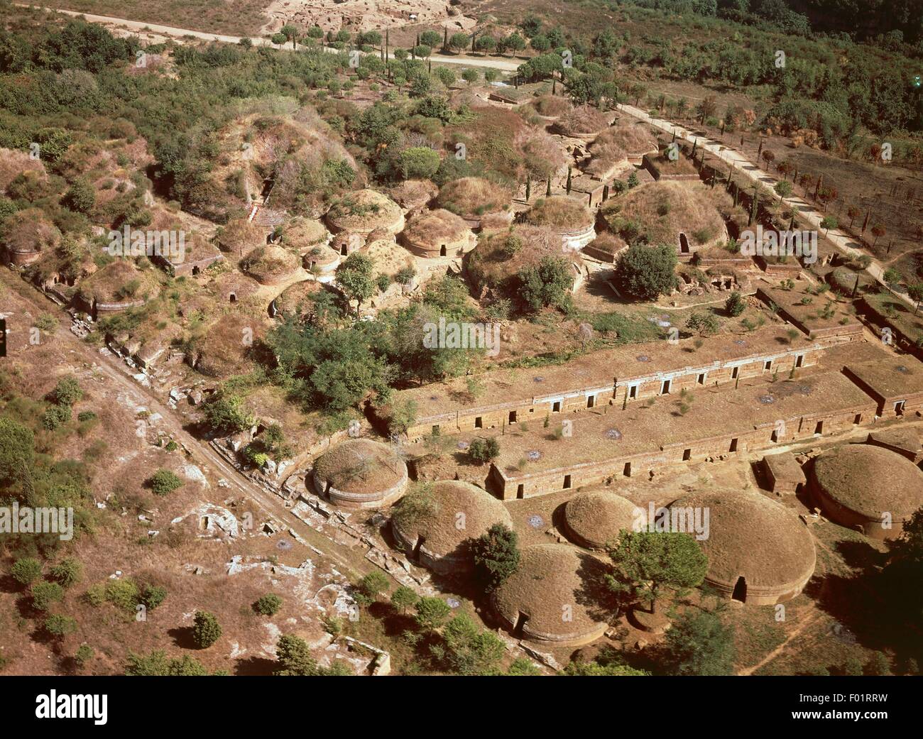 Vista aerea della necropoli etrusca di Cerveteri, provincia di Roma - Regione Lazio, Italia. Foto Stock