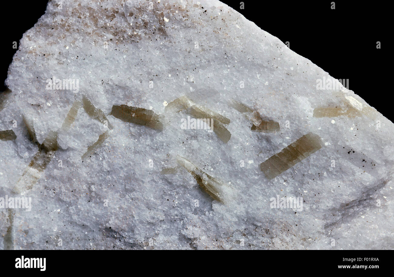 Dravite, silicato, varietà di tormalina e Dolostone, carbonato. Foto Stock