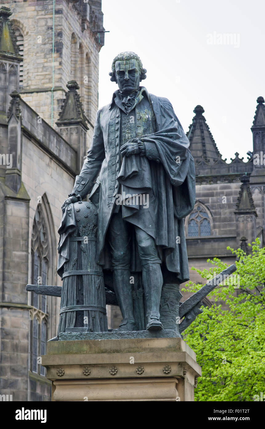 Statua di bronzo di Adam Smith, scolpita da Alexander Stoddart, al di fuori della cattedrale di St Giles sul Royal Mile di Edimburgo, Old Town. Foto Stock