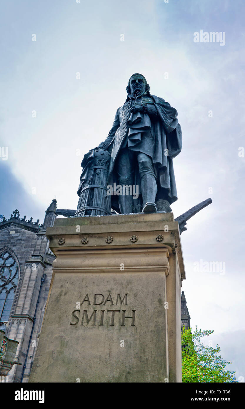Statua di bronzo di Adam Smith, scolpita da Alexander Stoddart, al di fuori della cattedrale di St Giles sul Royal Mile di Edimburgo, Old Town. Foto Stock