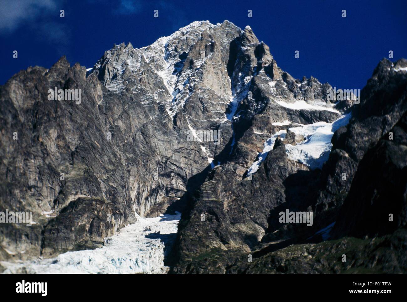 Il versante sud delle Grandes Jorasses, vette di granito di Mont Blanc, Valle d'Aosta (Alpi occidentali), Italia. Foto Stock