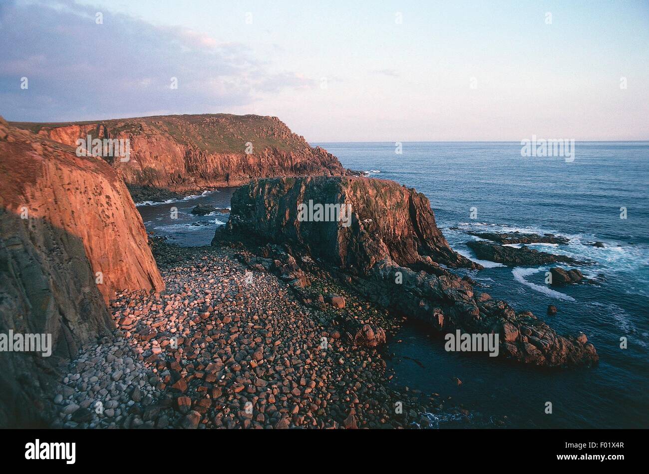 Land's End, fine campo e raggiungere il punto più a ovest del continente la Cornovaglia e Inghilterra, Regno Unito. Foto Stock