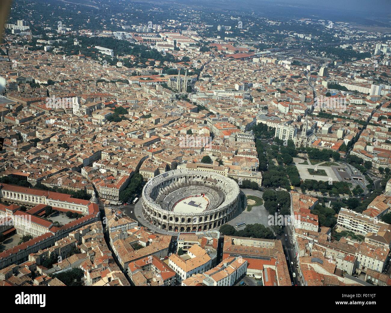 Vista aerea di Nimes, la città con l'arena - Languedoc-Roussillon, Francia Foto Stock