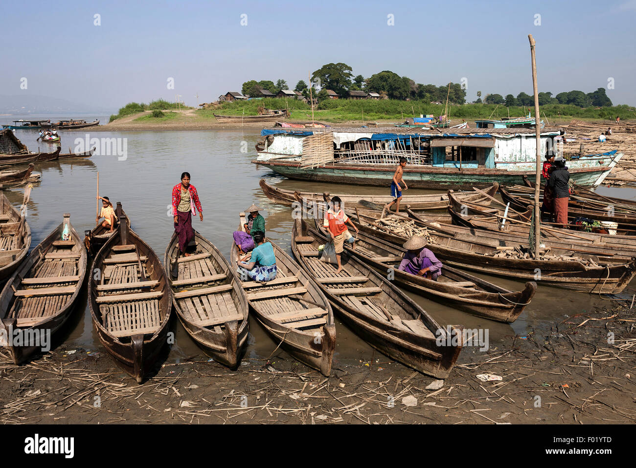 Molte barche di legno al dock nel fiume Irrawaddy, anche Ayeyarwaddy, Mandalay Division Mandalay, Myanmar Foto Stock