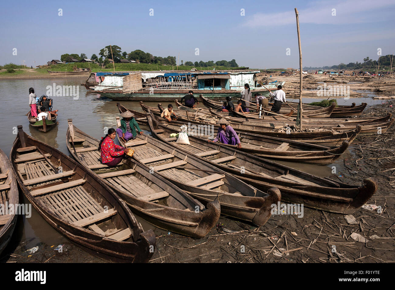 Molte barche di legno al dock nel fiume Irrawaddy, anche Ayeyarwaddy, Mandalay Division Mandalay, Myanmar Foto Stock