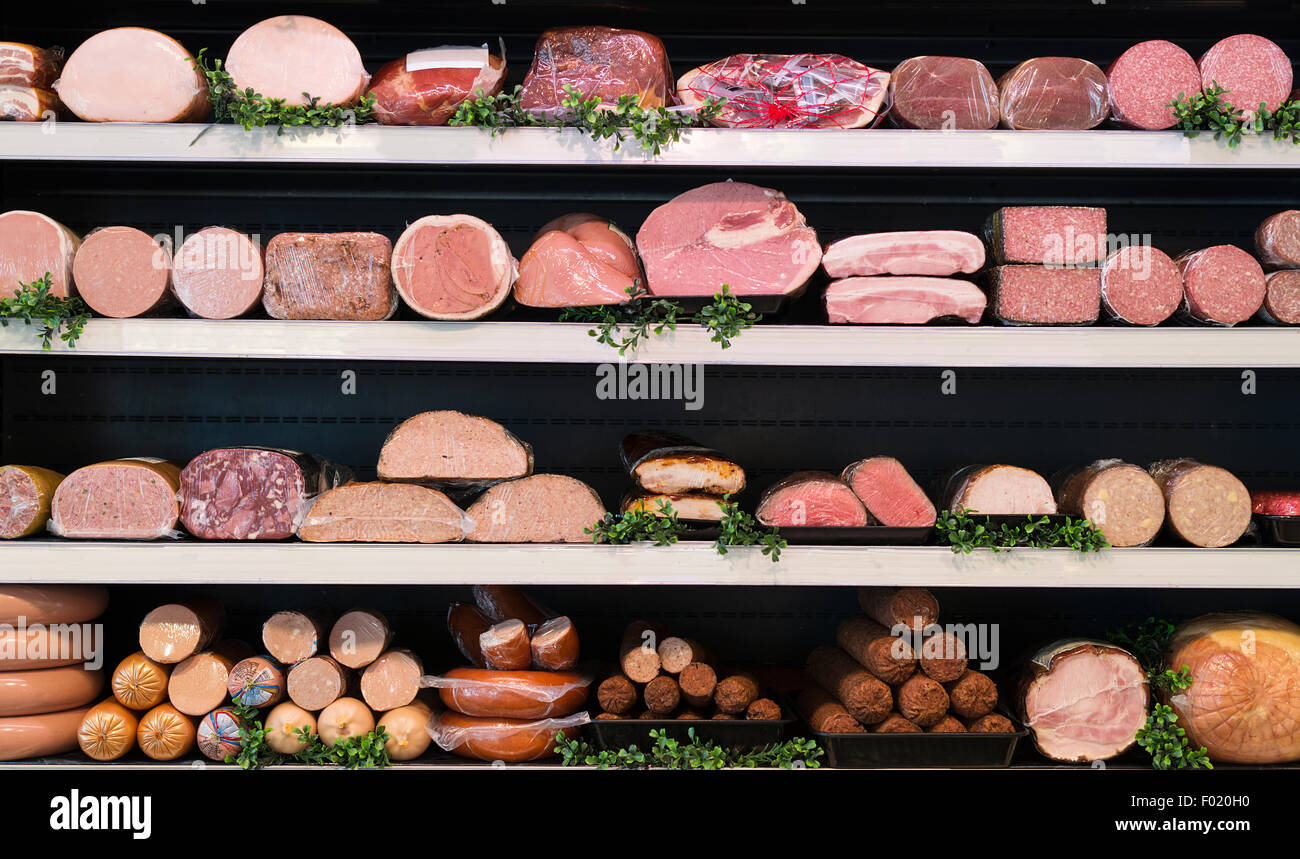 I diversi tipi di carne in una macelleria Foto Stock