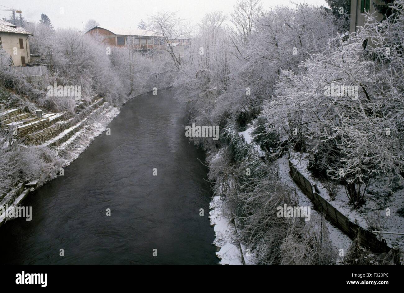Il corso del sud del fiume Lambro a Sant'Angelo Lodigiano, paesaggio invernale, regione Lombardia, Italia. Foto Stock