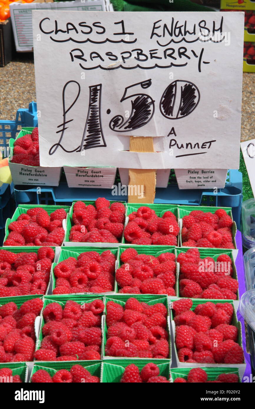 Punnets di lamponi inglese per la vendita su un inglese un mercato all'aperto, in Inghilterra, Regno Unito Foto Stock