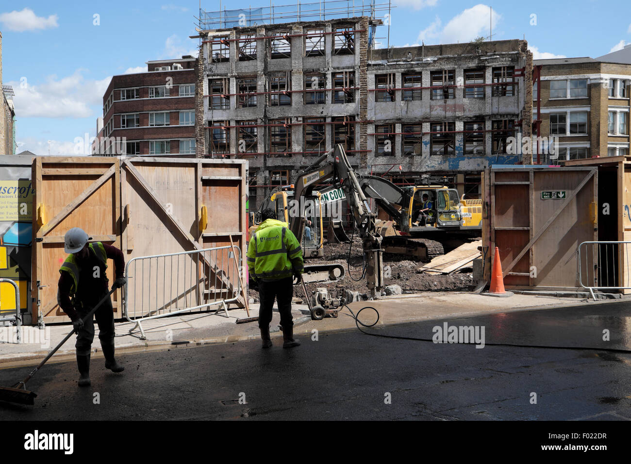 Sito di demolizione a Great Eastern & Leonard Street Hackney con la CEPT wall art " Love Will Tear Us Apart" East London KATHY DEWITT Foto Stock