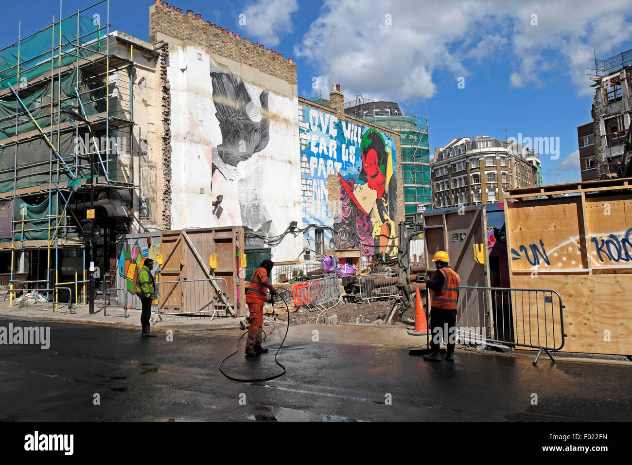 Sito di demolizione a Great Eastern & Leonard Street Hackney con la CEPT wall art " Love Will Tear Us Apart" East London KATHY DEWITT Foto Stock