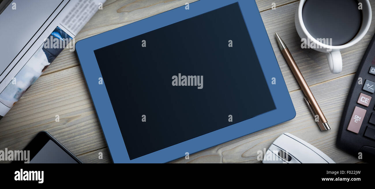 Tablet accanto allo smartphone tazza di caffè e la tastiera Foto Stock
