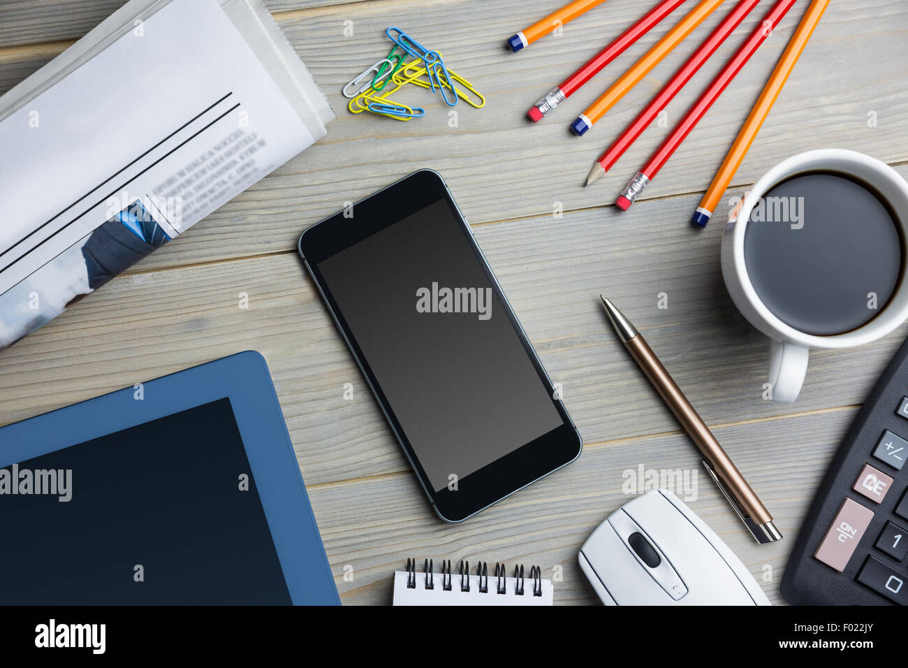 Smartpohne accanto alla tazza di caffè giornale tablet e computer Foto Stock