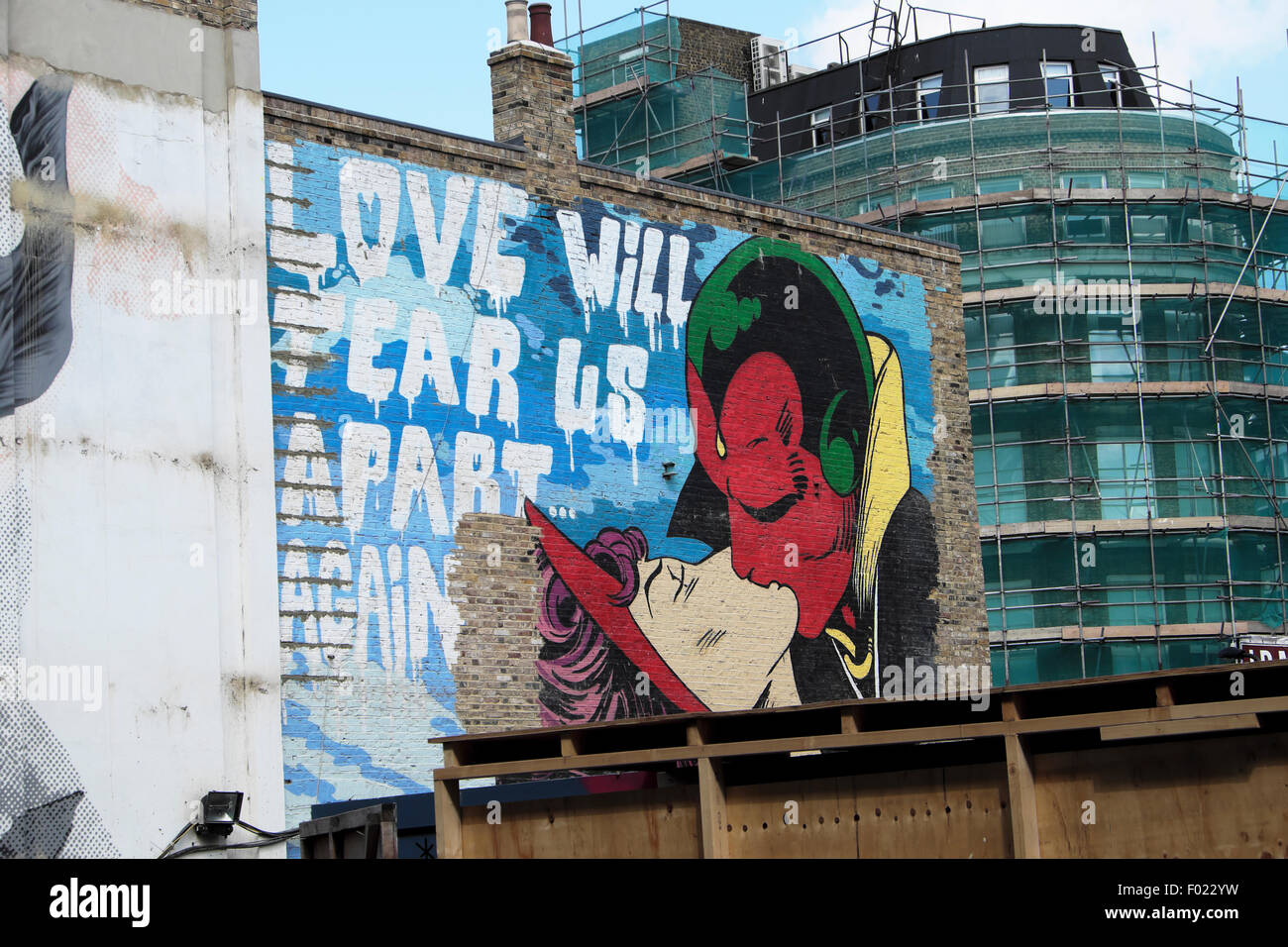 Sito di demolizione a Great Eastern & Leonard Street Hackney con la CEPT wall art " Love Will Tear Us Apart" East London KATHY DEWITT Foto Stock