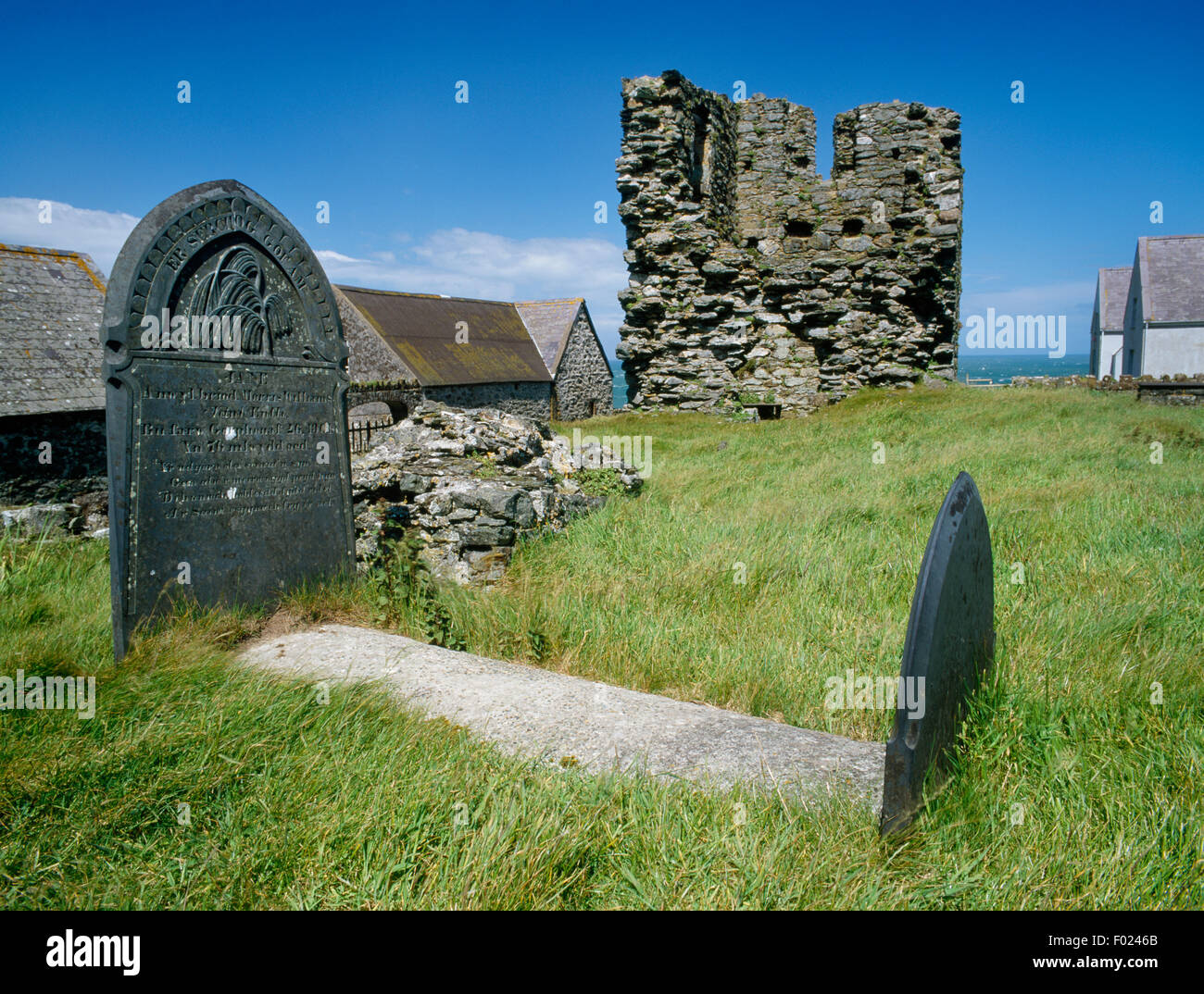 Cimitero & torre in rovina di St Mary's Abbey a N di Bardsey Island, Gwynedd. Fondata da 1200 sul sito tradizionale di un C6th Celtic monastero. Foto Stock