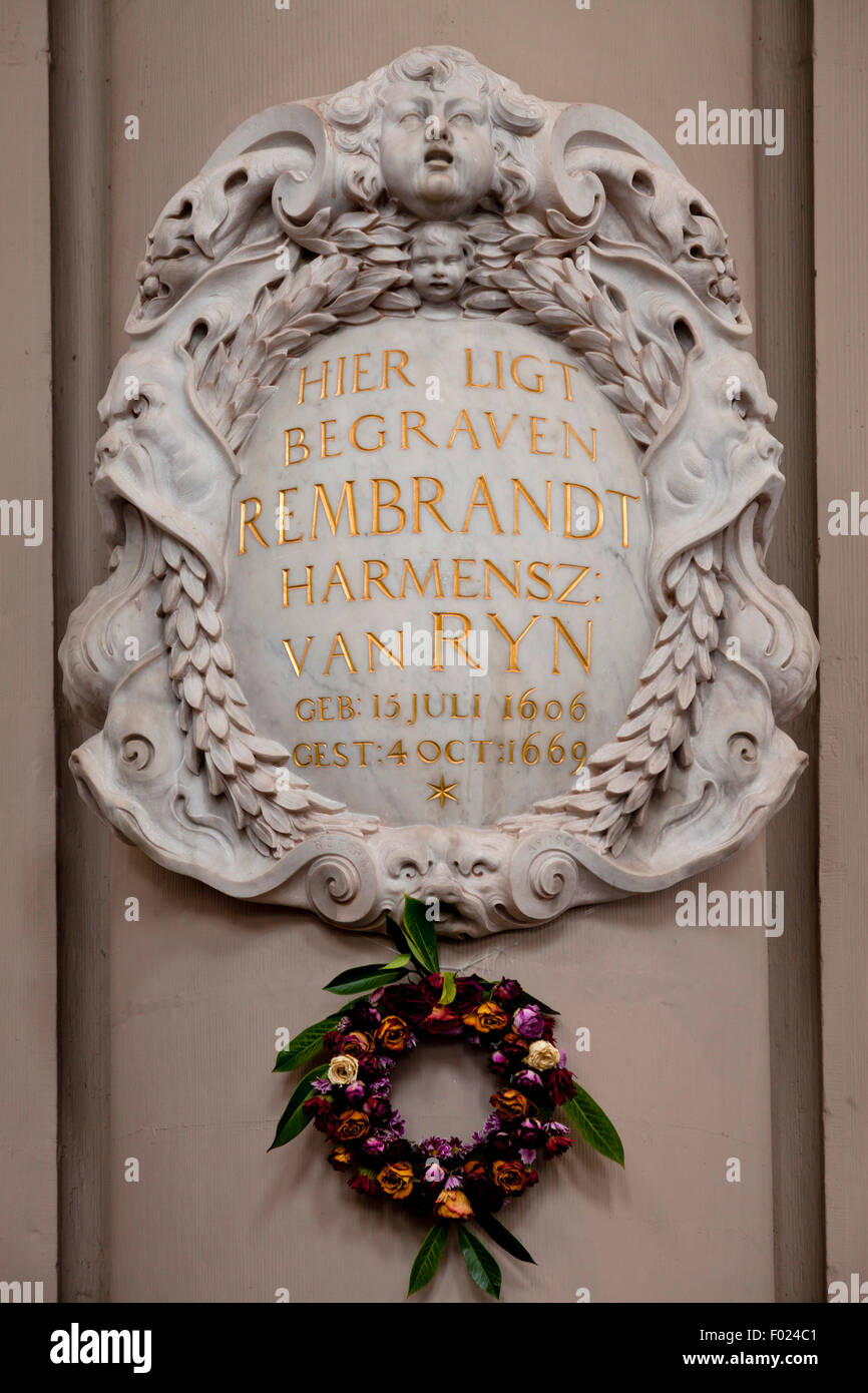 Targa commemorativa per il pittore Rembrandt van Rijn, protestante della chiesa Westerkerk, Amsterdam, provincia Olanda Settentrionale Foto Stock