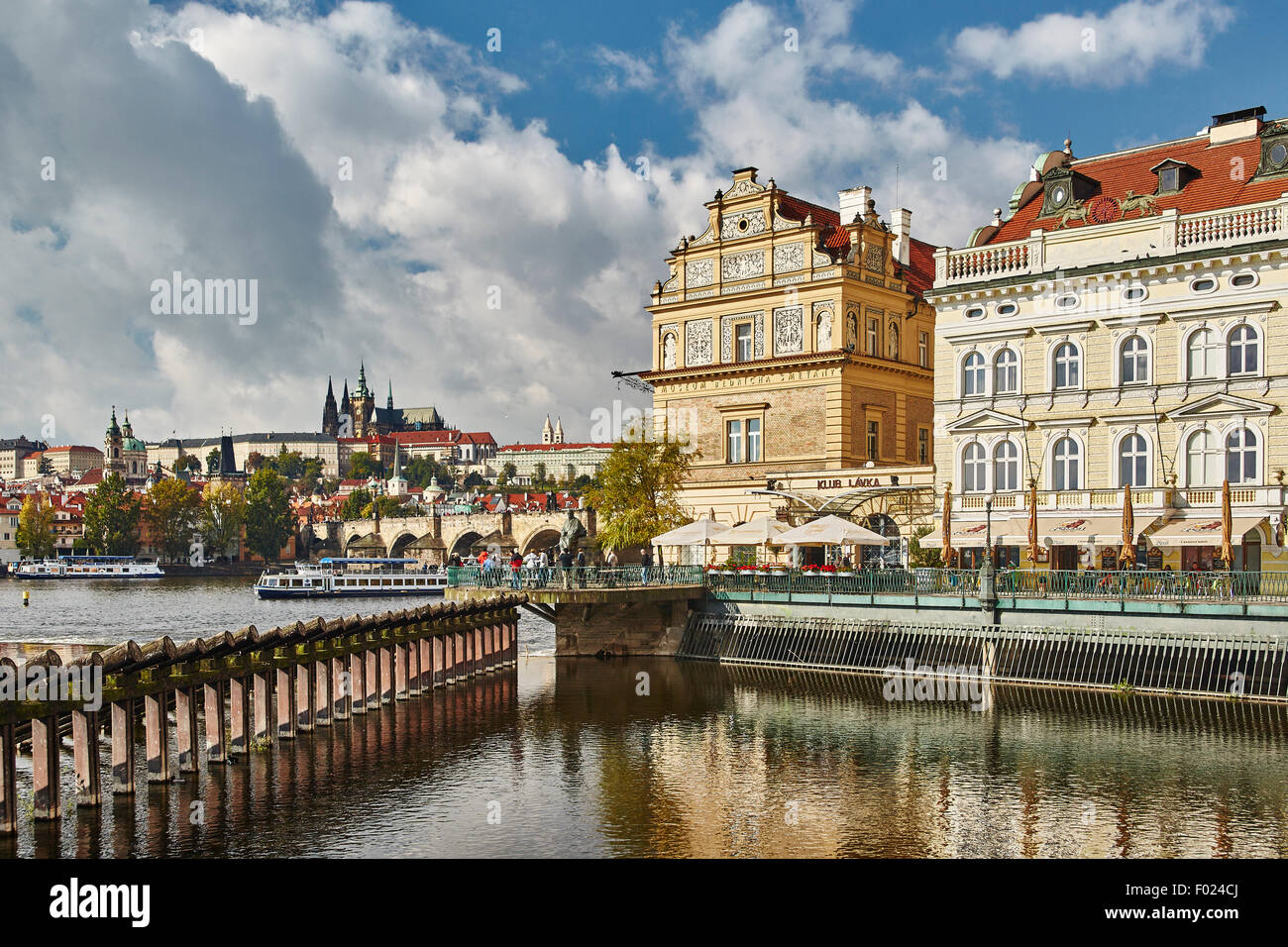 Bedrich Smetana Museum, il ponte Carlo e il castello di dietro, Praga, Repubblica Ceca Foto Stock
