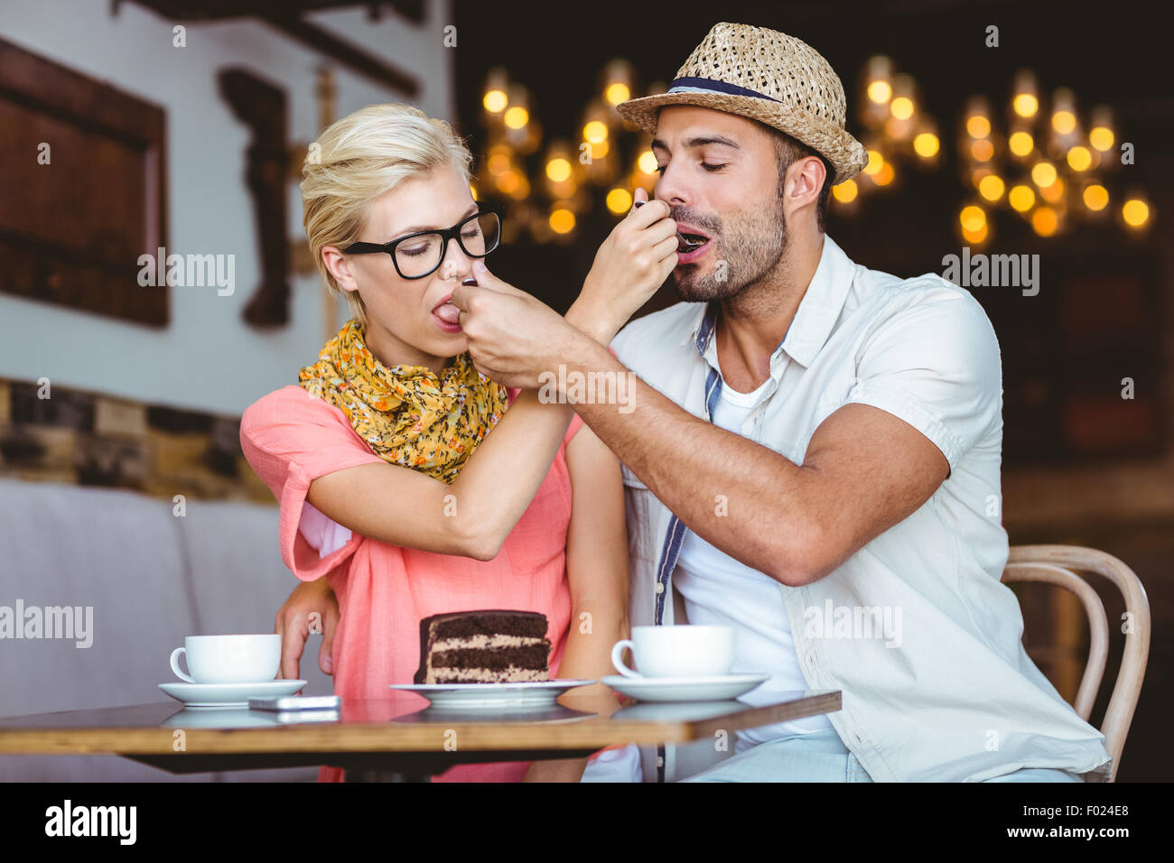 Carino coppia su una data dando a ogni altro cibo Foto Stock