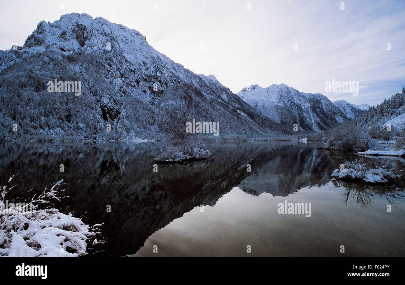 Lago Inferiore di Fusine, lago alpino di origine glaciale, Tarvisio foreste, Friuli Venezia Giulia, Italia. Foto Stock