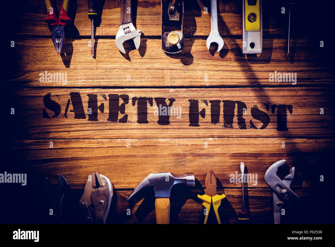 Prima di tutto la sicurezza contro la scrivania con strumenti Foto Stock