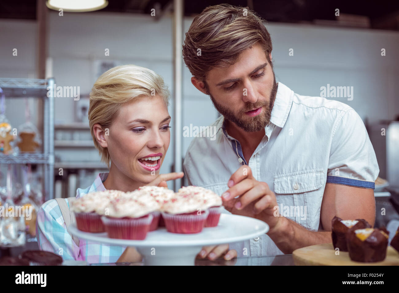 Carino coppia su una data scelta di torte Foto Stock