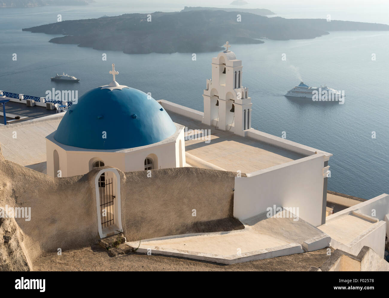 Blu cupola e il campanile della chiesa di Firostefani, Santorini, Grecia Foto Stock