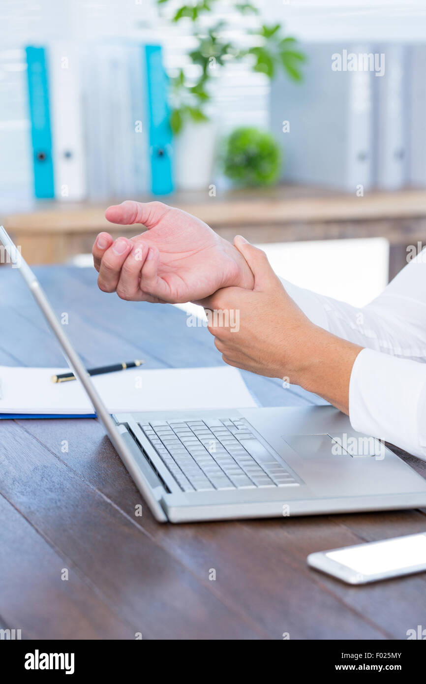 Vista ravvicinata dell'uomo massaggiare il proprio polso Foto Stock