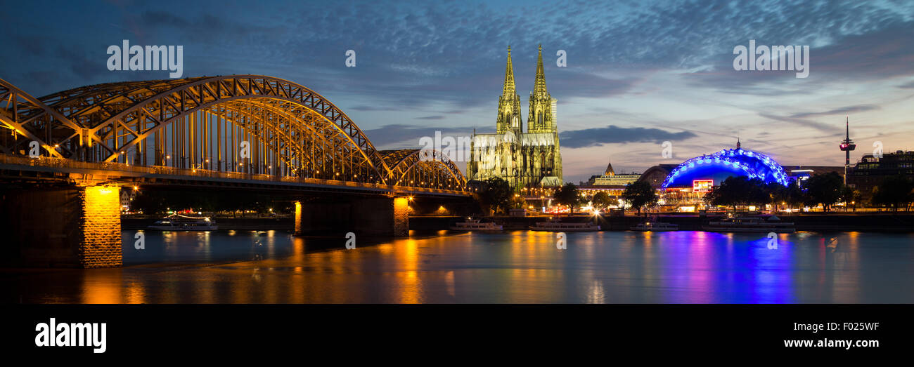 City-panorama di Colonia al crepuscolo, Reno, ponte di Hohenzollern, cattedrale, il Musical Dome, Colonius TV Tower, Colonia Foto Stock