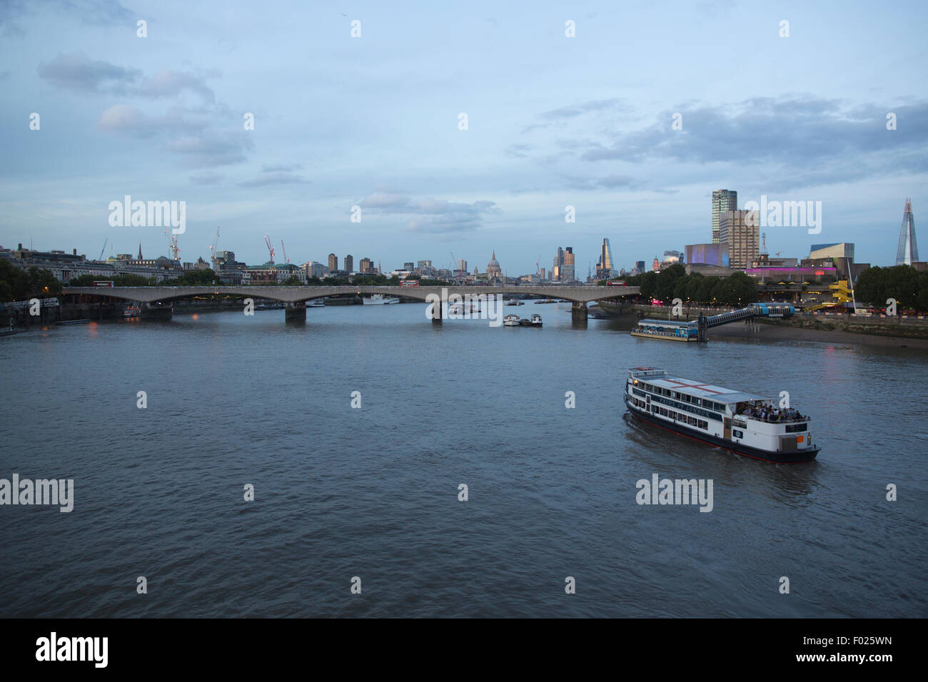 Vista sul Fiume Tamigi verso la città di Londra al crepuscolo, London, England Regno Unito Foto Stock