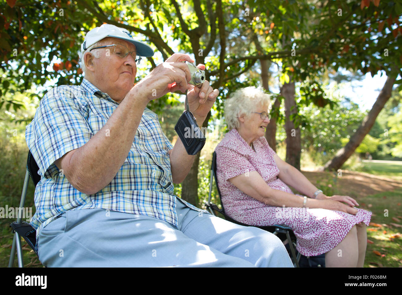 I nonni anziani fuori nel sole, godendo il crepuscolo della sua vita, England, Regno Unito Foto Stock