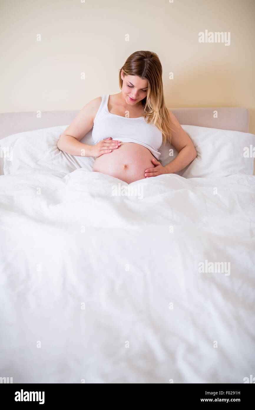 Donna incinta guardando il suo ventre Foto Stock