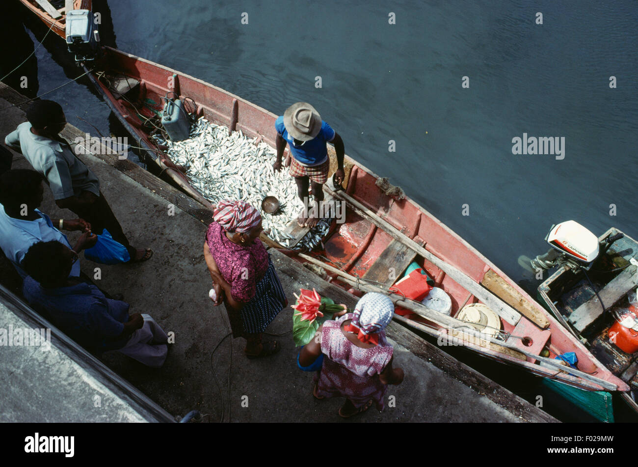 La vendita del pesce a bordo di un battello, Martinica, Antille olandesi, dipartimenti e territori francesi d'oltremare. Foto Stock
