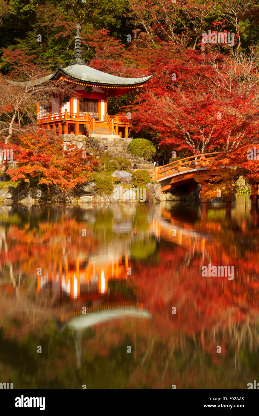 Giapponese di alberi di acero in autunno pieno di colori intorno al Benten-fare Hall del tempio Daigo-Ji (醍醐寺) a Kyoto, in Giappone. Foto Stock