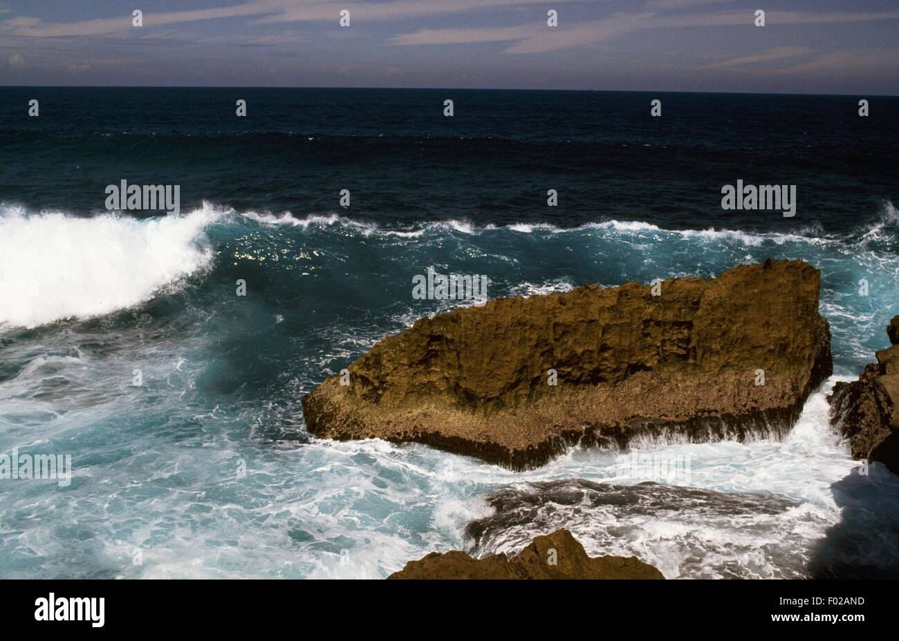 Onde che si infrangono sulla costa rocciosa, Puerto Rico. Foto Stock