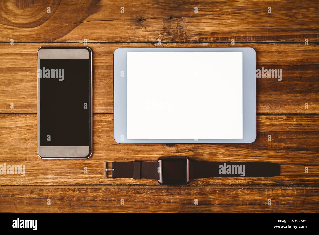 Tablet accanto allo smartphone e swatch Foto Stock