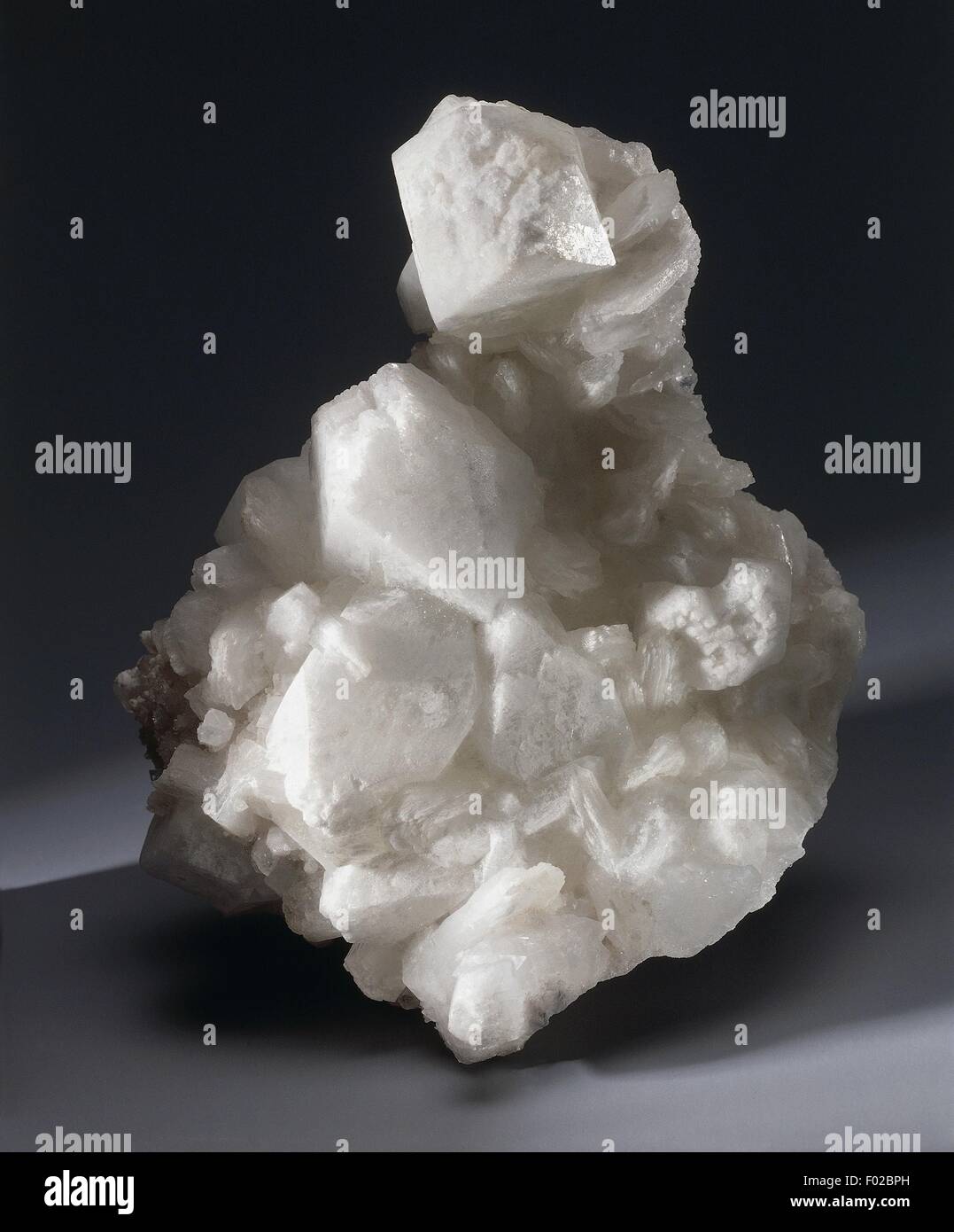 Minerali: Apophyllite (idrato di calcio potassio idrossido di silicato di  fluoruro - India Foto stock - Alamy