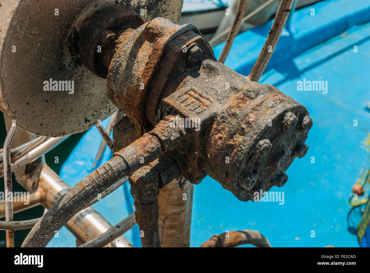 Arrugginita verricello idraulico della vecchia barca da pesca. Close-up  Foto stock - Alamy