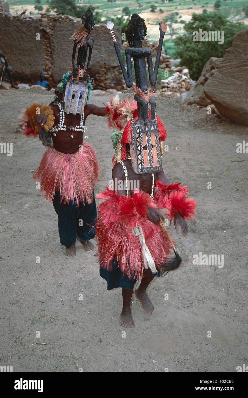 Dogon ballerini eseguono la Dama danza rituale di indossare maschere Kanaga, Mali. Foto Stock