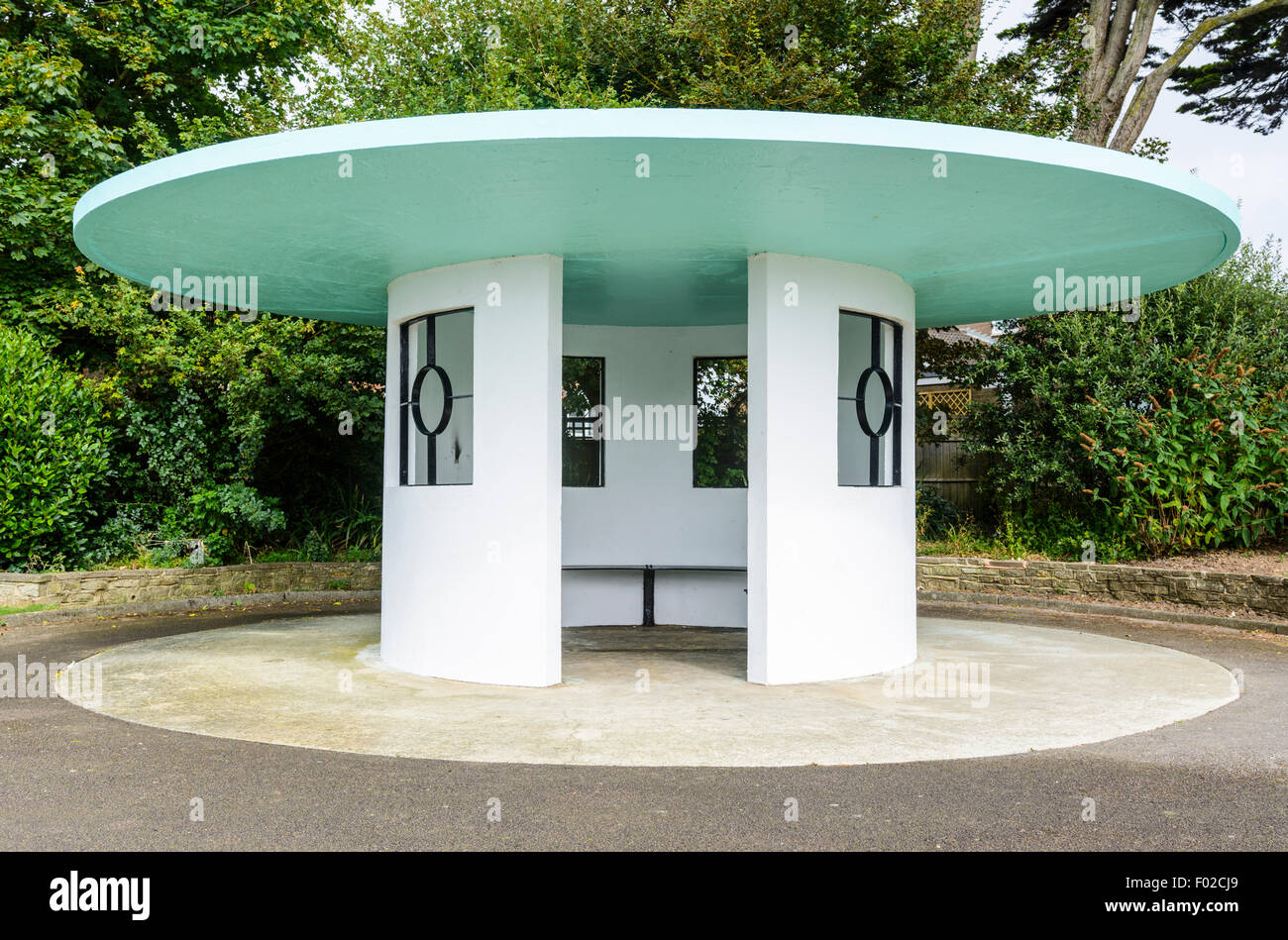 Circolare di Art Deco rifugio costruito negli anni trenta in Mewsbrook Park, Littlehampton, West Sussex, in Inghilterra, Regno Unito. Foto Stock