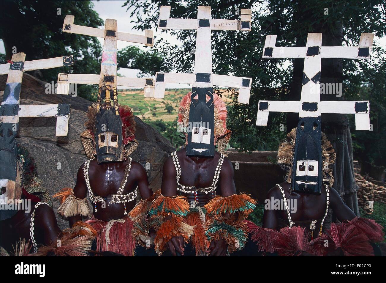 Dogon ballerini indossano maschere Kanaga, Mali. Foto Stock