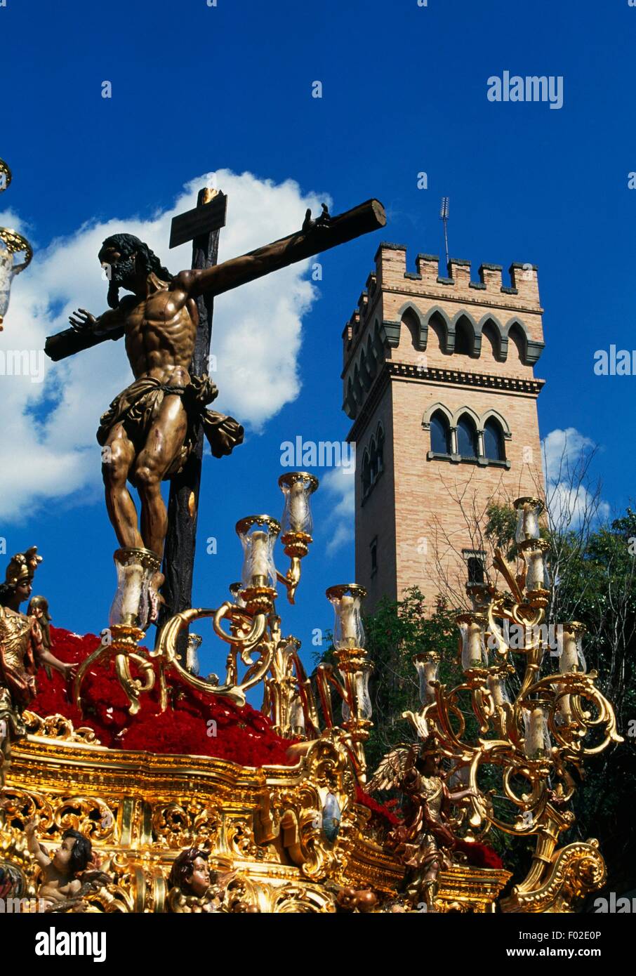 Cristo sulla croce, Paso (statua) portati in processione durante la Settimana Santa, Siviglia, Andalusia, Spagna. Foto Stock