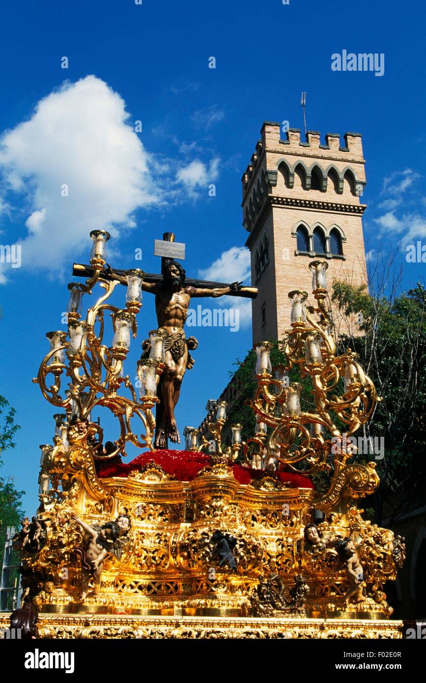 Cristo sulla croce, Paso (statua) portati in processione durante la Settimana Santa, Siviglia, Andalusia, Spagna. Foto Stock