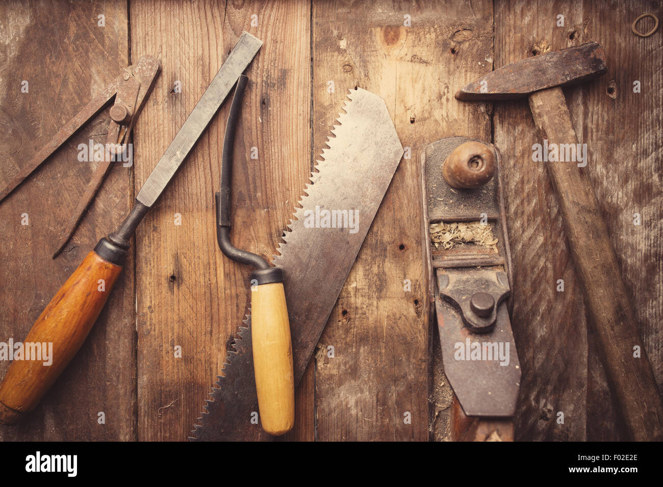 Vintage od utensili a mano su sfondo di legno. Carpenter workplace Foto Stock