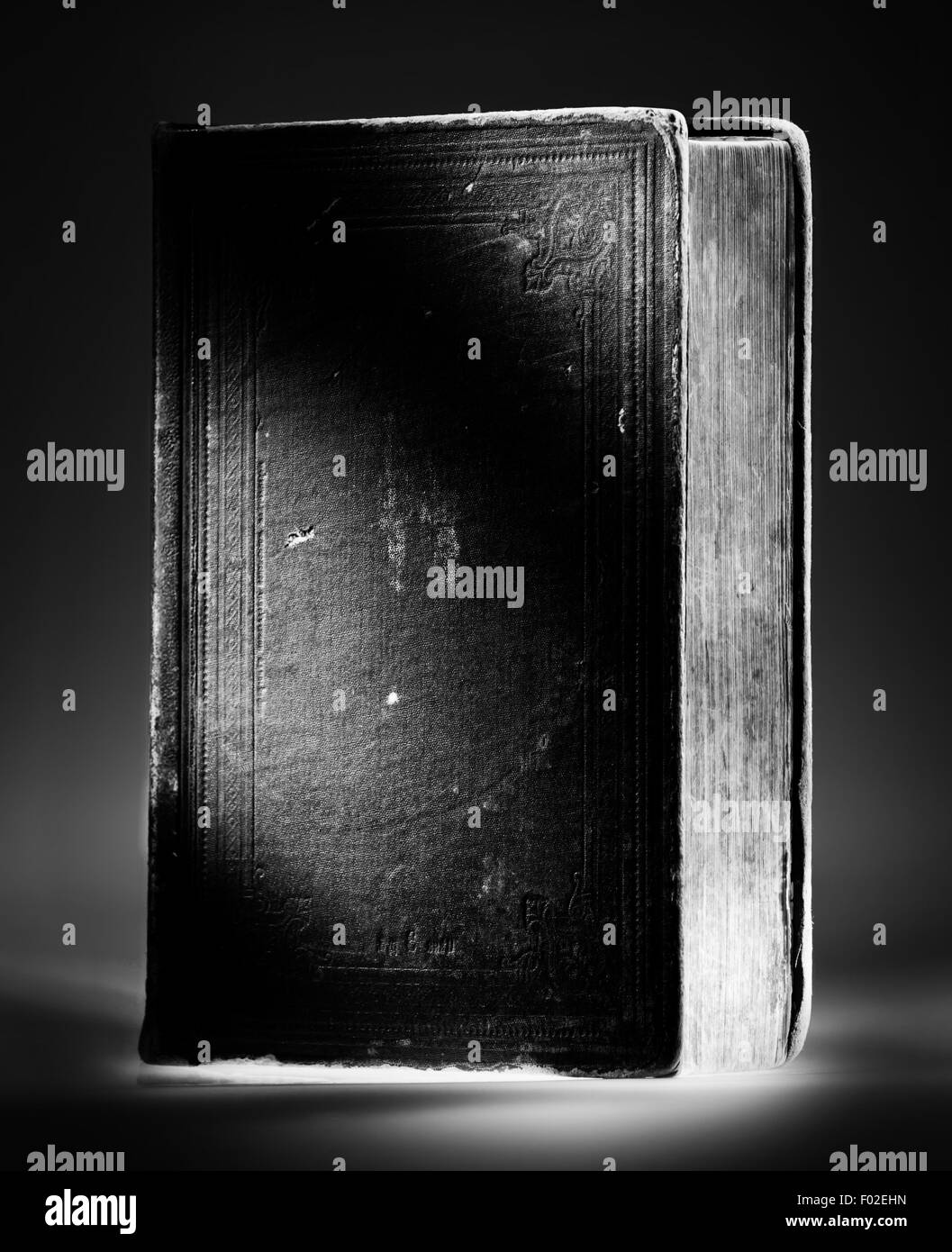 Vecchio libro, alto contrasto foto in bianco e nero Foto Stock
